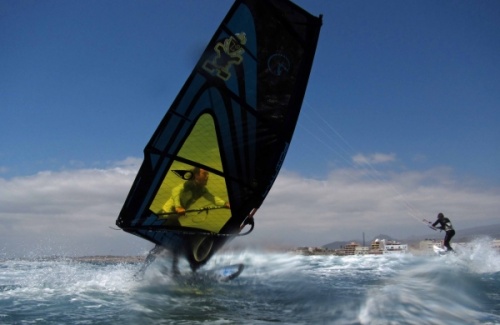 Windsurfing and kitesurfing at Harbour Wall  Muelle in El Medano 17-04-2013