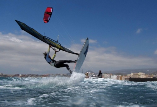 Windsurfing and kitesurfing at Harbour Wall  Muelle in El Medano 17-04-2013