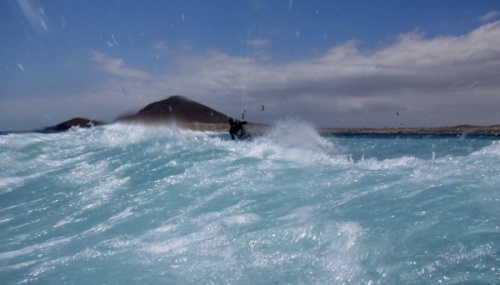 Windsurfing and kitesurfing at Harbour Wall  Muelle in El Medano 17-04-2013