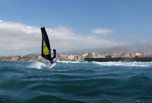 Windsurfing and kitesurfing at Harbour Wall  Muelle in El Medano 17-04-2013