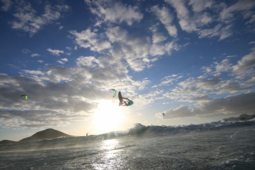 Windsurfing and kitesurfing at Harbour Wall in El Medano Tenerife 05-11-2017