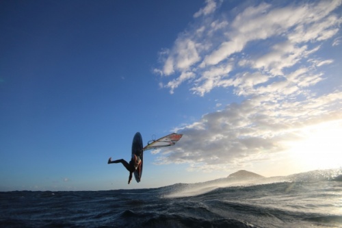 Windsurfing and kitesurfing at Harbour Wall in El Medano Tenerife 05-11-2017