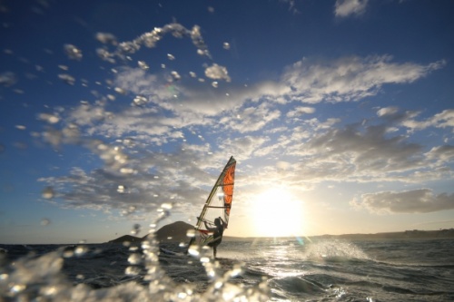 Windsurfing and kitesurfing at Harbour Wall in El Medano Tenerife 05-11-2017