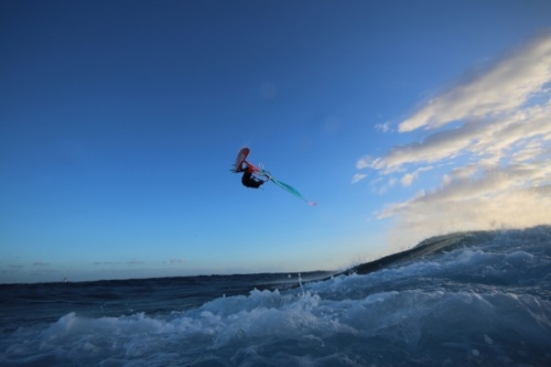 Windsurfing and kitesurfing at Harbour Wall in El Medano Tenerife 05-11-2017