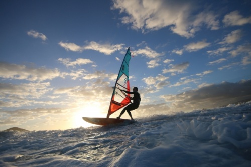 Windsurfing and kitesurfing at Harbour Wall in El Medano Tenerife 05-11-2017