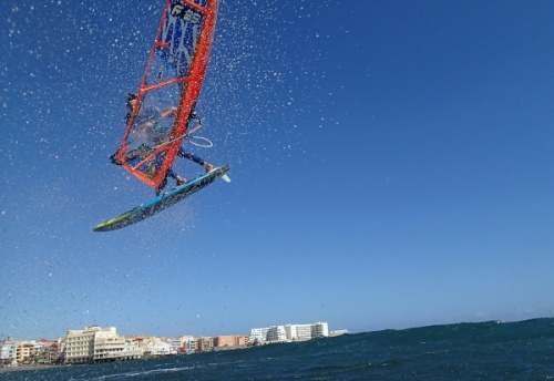 Windsurfing at Playa Sur in El Medano Tenerife 26-01-2014 Antony Ruenes Nico Akgazciyan
