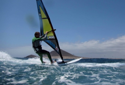 Windsurfing and kitesurfing at Harbour Wall  Muelle in El Medano 17-04-2013
